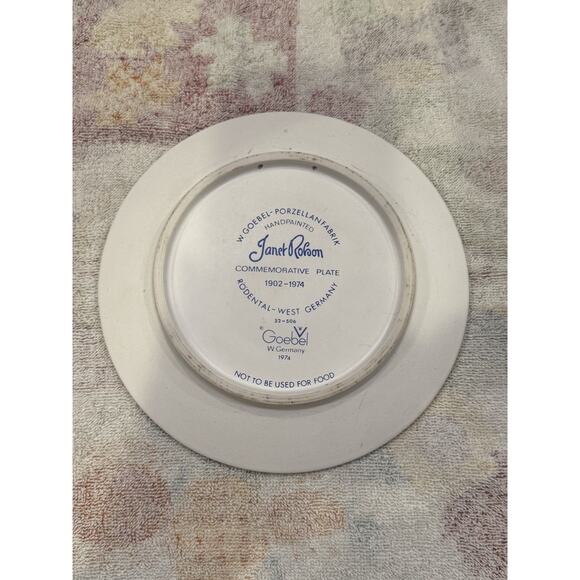 Vintage Goebel 1974 Flight into Egypt Plate Janet Robson Jesus Mary Joseph 3D - Picture 3 of 5